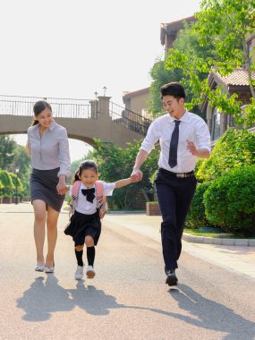 Genç aileler çocuklarını okula gönderiyor.