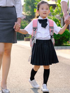 Genç aileler çocuklarını okula gönderiyor.