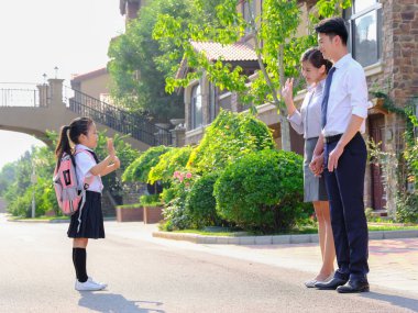 Genç aileler çocuklarını okula gönderiyor.