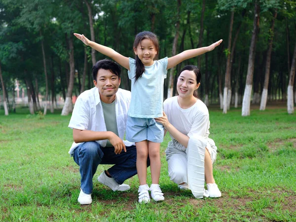 Familia feliz de tres jugando en el parque —  Fotos de Stock