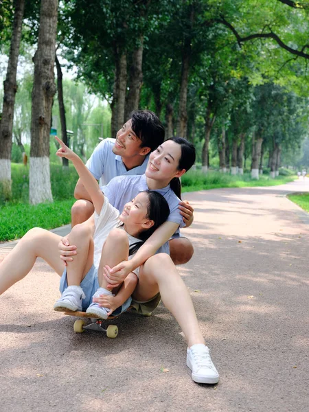 Μια ευτυχισμένη οικογένεια τριών skateboarding — Φωτογραφία Αρχείου