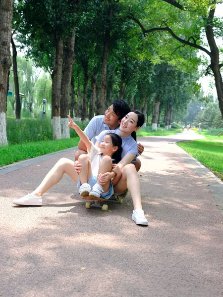 有三个滑板的快乐家庭 — 图库照片
