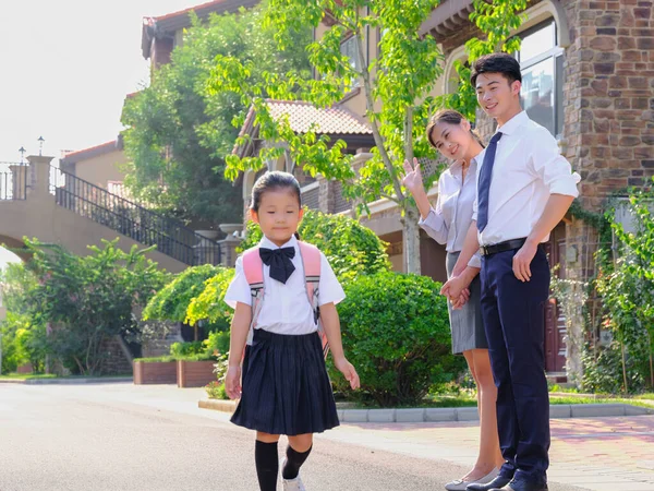 I giovani genitori mandano i loro figli a scuola — Foto Stock