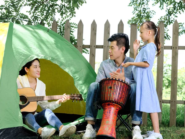 Uma família feliz de três acampar ao ar livre — Fotografia de Stock