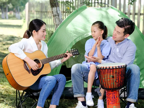 Una famiglia felice di tre campeggi all'aperto — Foto Stock