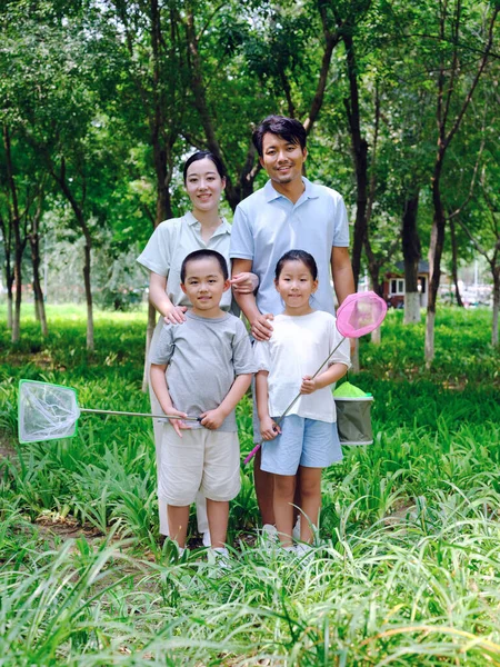 Uma família feliz de quatro insetos capturando ao ar livre — Fotografia de Stock