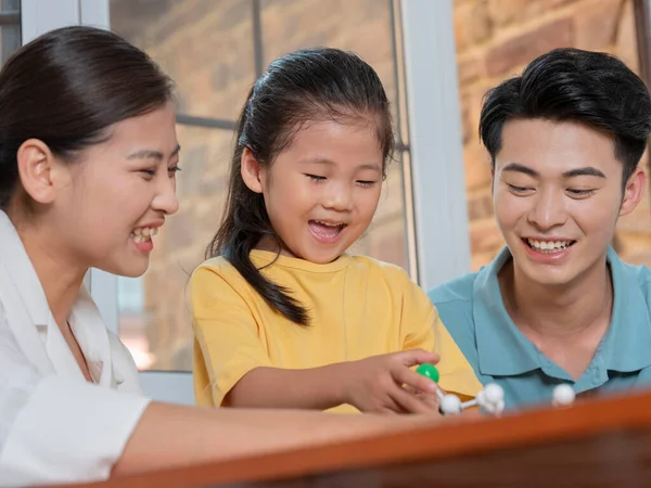 Glückliche dreiköpfige Familie macht gemeinsam Molekularstrukturmodell — Stockfoto