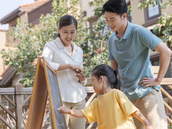 Une famille heureuse de trois tableaux à l'extérieur — Photo