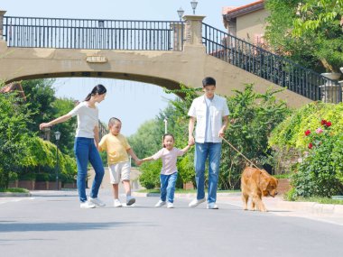 Dışarıda gezen dört köpekli mutlu aile.