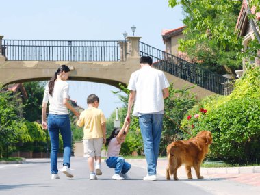 Dışarıda gezen dört köpekli mutlu aile.