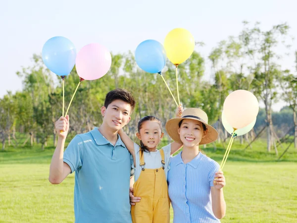 Heureuse famille de trois personnes dans le parc — Photo