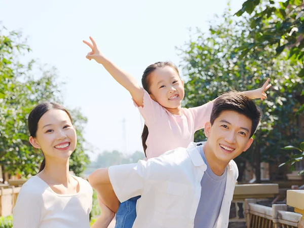 Família feliz de três na foto do grupo ao ar livre — Fotografia de Stock