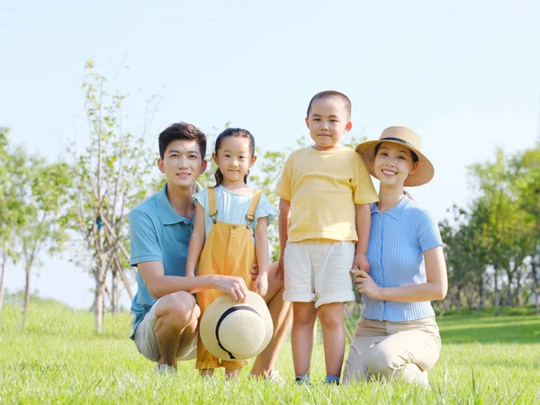 Família feliz de quatro na foto do grupo ao ar livre — Fotografia de Stock