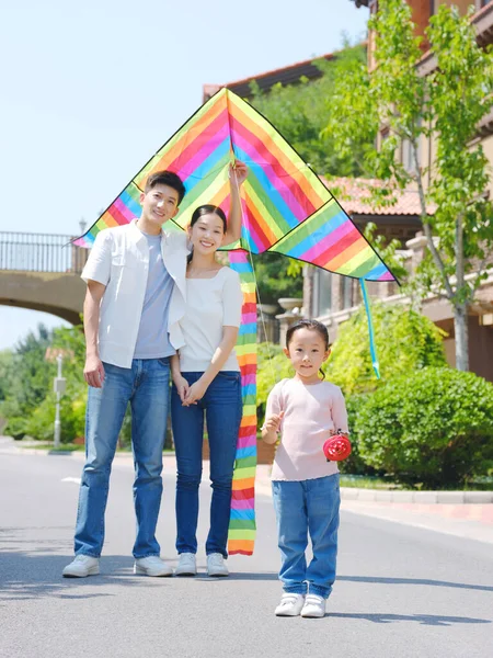 Üç uçurtmalı mutlu aile. — Stok fotoğraf