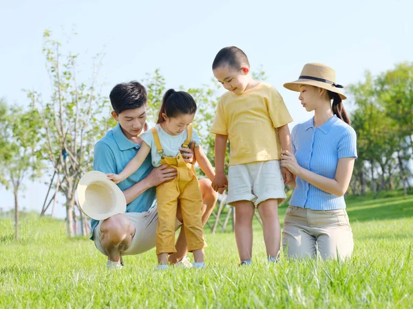 Gelukkige familie van vier in de outdoor groepsfoto — Stockfoto