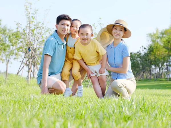 Bonne famille de quatre dans la photo de groupe en plein air — Photo