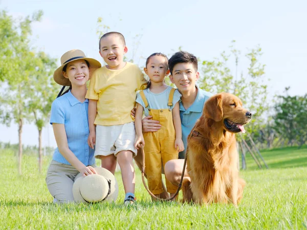 Família feliz de quatro e cão de estimação na foto ao ar livre — Fotografia de Stock