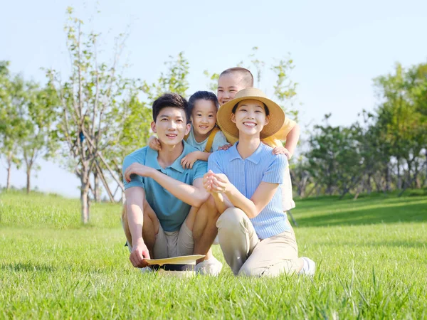 Šťastná čtyřčlenná rodina na fotce venkovní skupiny — Stock fotografie