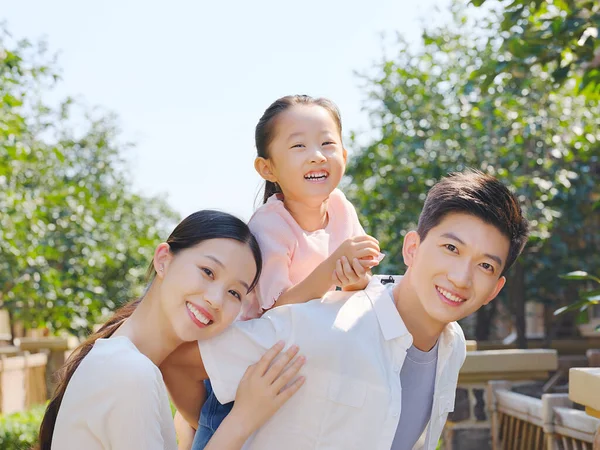 Šťastná rodina tří dětí na fotce venkovní skupiny — Stock fotografie