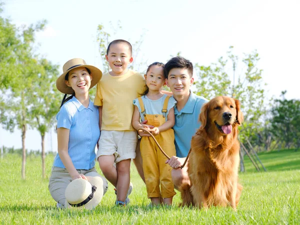 Felice famiglia di quattro e cane da compagnia in foto all'aperto — Foto Stock