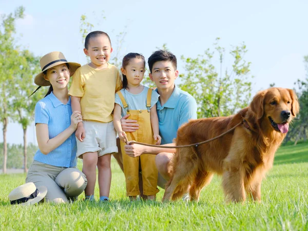 Joyeux famille de quatre et chien de compagnie en photo extérieure — Photo