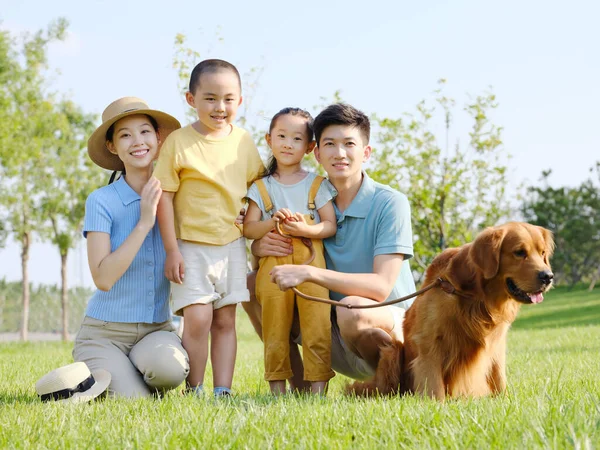 Joyeux famille de quatre et chien de compagnie en photo extérieure — Photo