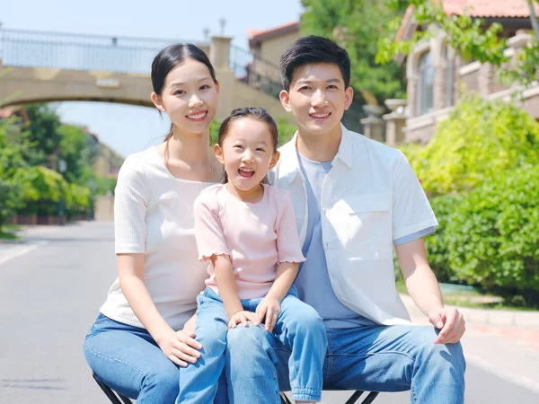 Família feliz de três na foto do grupo ao ar livre — Fotografia de Stock