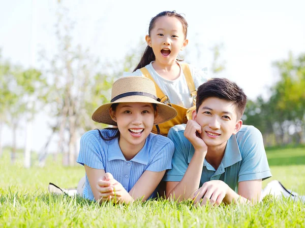 Famiglia felice di tre persone sull'erba — Foto Stock