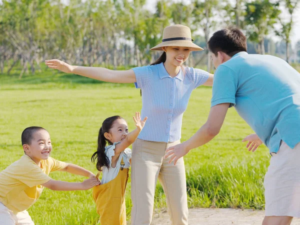 公園で4つのゲームをプレイする幸せな家族 — ストック写真