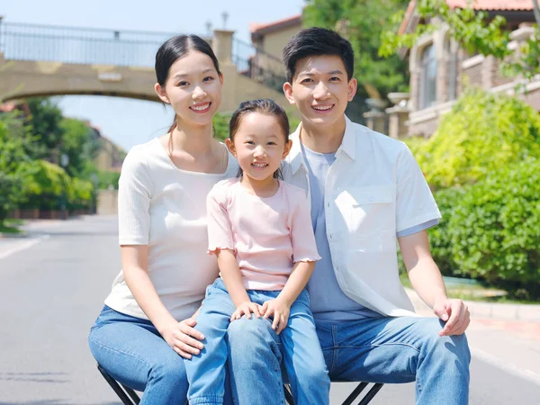 Glückliche dreiköpfige Familie beim Gruppenfoto im Freien — Stockfoto