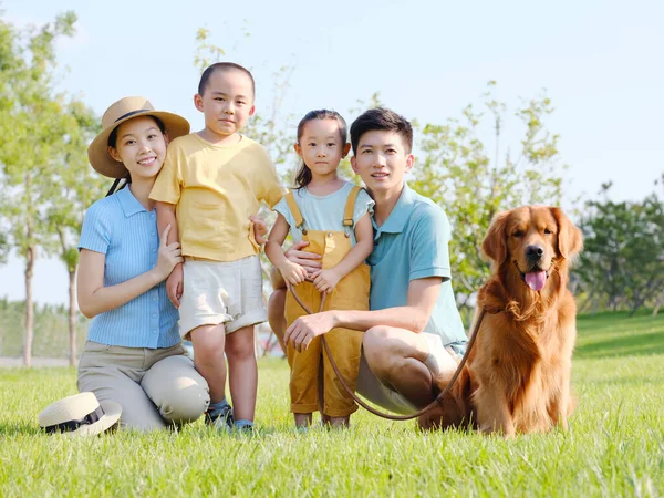 Família feliz de quatro e cão de estimação na foto ao ar livre — Fotografia de Stock