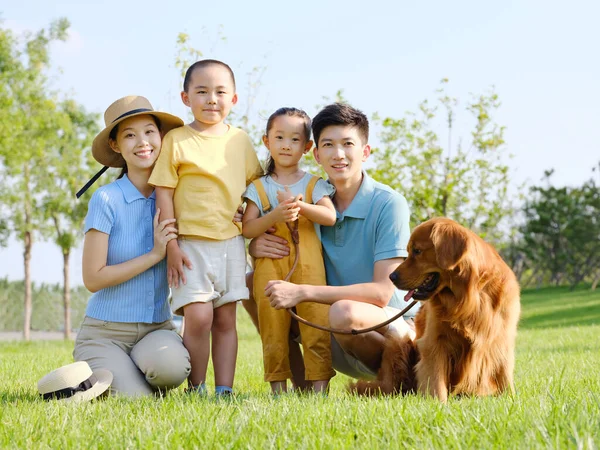 Família feliz de quatro e cão de estimação na foto ao ar livre — Fotografia de Stock