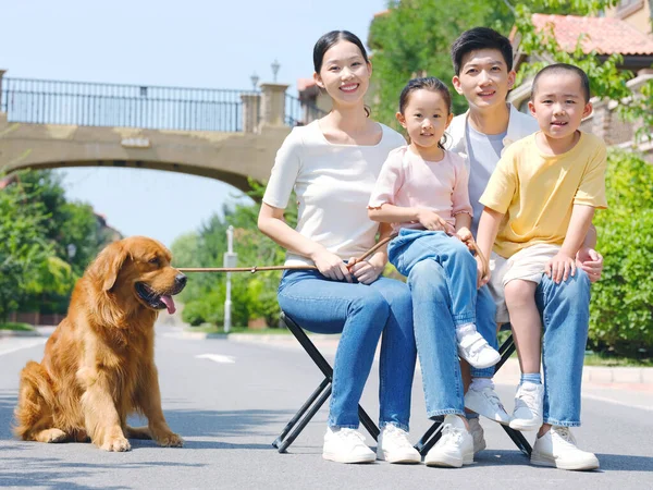 Χαρούμενη τετραμελής οικογένεια και σκυλάκι σε υπαίθρια φωτογραφία — Φωτογραφία Αρχείου