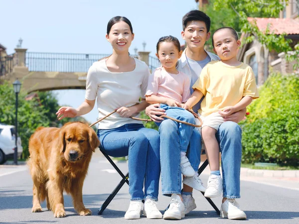 Dört kişilik mutlu bir aile ve açık hava fotoğrafında evcil bir köpek. — Stok fotoğraf
