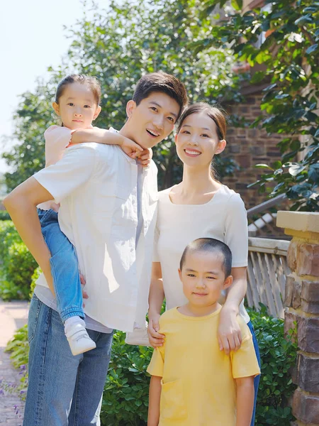 Família feliz de quatro na foto do grupo ao ar livre — Fotografia de Stock