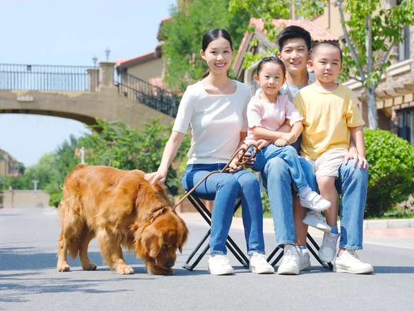 Família feliz de quatro e cão de estimação na foto ao ar livre — Fotografia de Stock