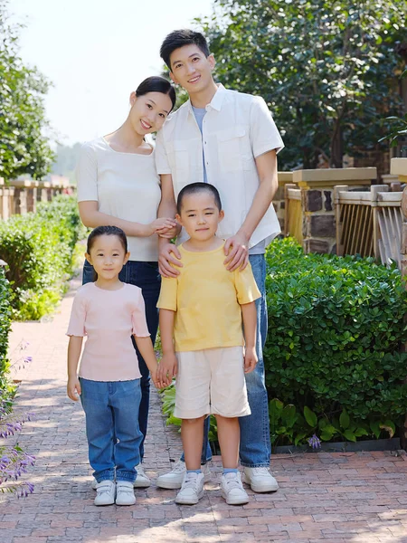 Felice famiglia di quattro persone nella foto di gruppo all'aperto — Foto Stock
