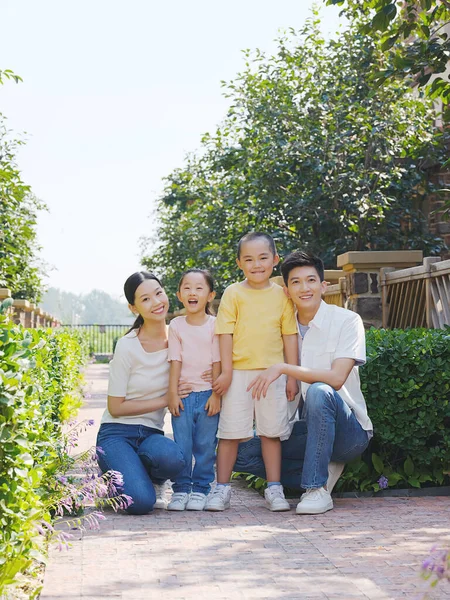 Щаслива сім'я з чотирьох на відкритій групі фото — стокове фото