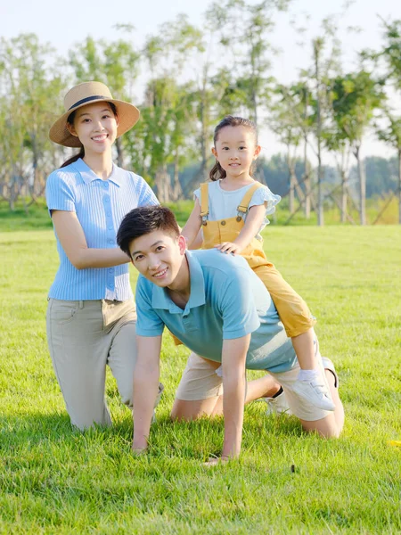 Heureuse famille de trois personnes jouant dans le parc — Photo