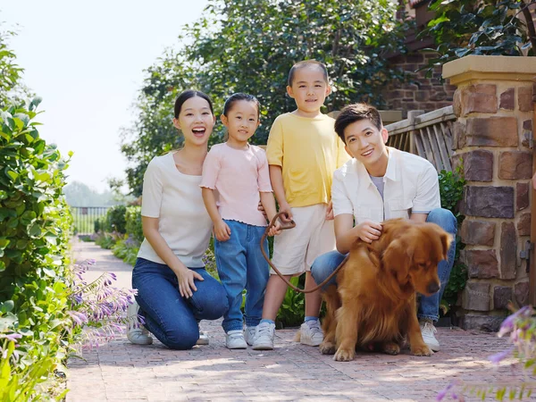Šťastná rodina čtyř a mazlíček pes na venkovní fotce — Stock fotografie