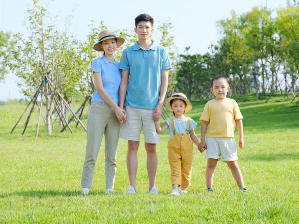 Família feliz de quatro na foto do grupo ao ar livre — Fotografia de Stock