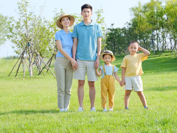 Bonne famille de quatre dans la photo de groupe en plein air — Photo