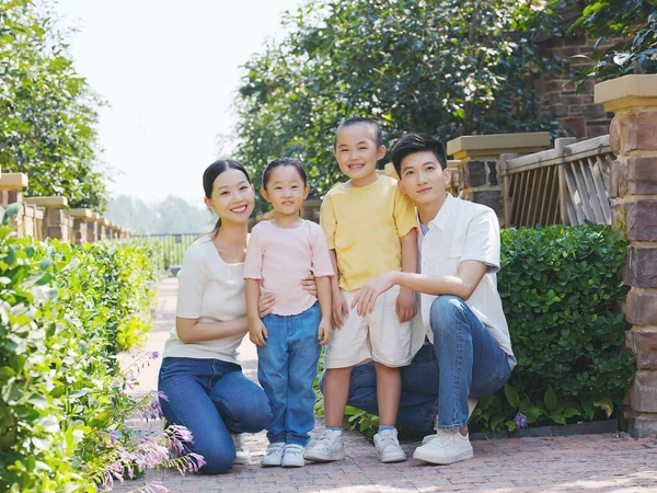 Família feliz de quatro na foto do grupo ao ar livre — Fotografia de Stock