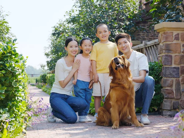 Família feliz de quatro e cão de estimação na foto ao ar livre — Fotografia de Stock