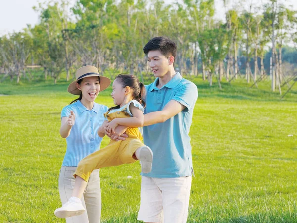 Familia feliz de tres jugando en el parque —  Fotos de Stock