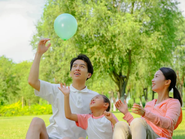 Famiglia felice di tre persone nel parco — Foto Stock