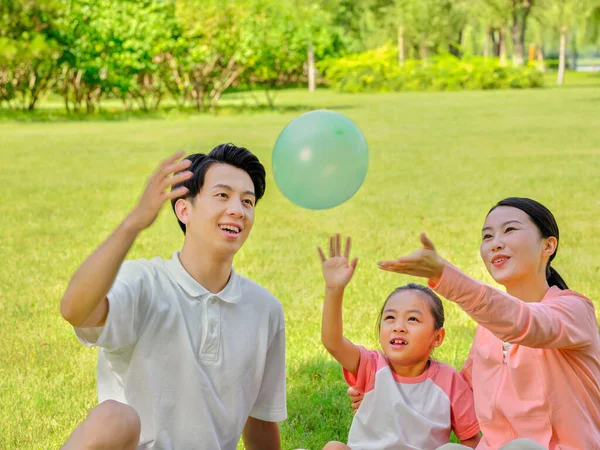 Família feliz de três no parque — Fotografia de Stock