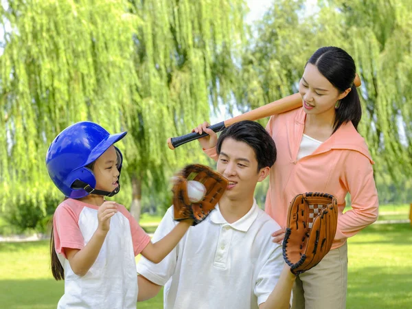 Famiglia felice di tre che giocano a baseball nel parco — Foto Stock