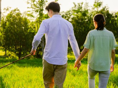 Parkta köpekleri gezdiren genç aşıklar