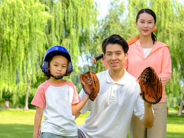 Bonne famille de trois personnes jouant au baseball dans le parc — Photo